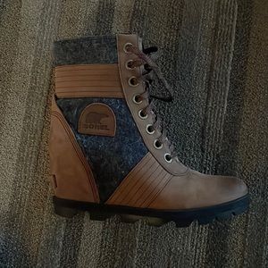 Sorel LEXIE wedge boots size 8.5